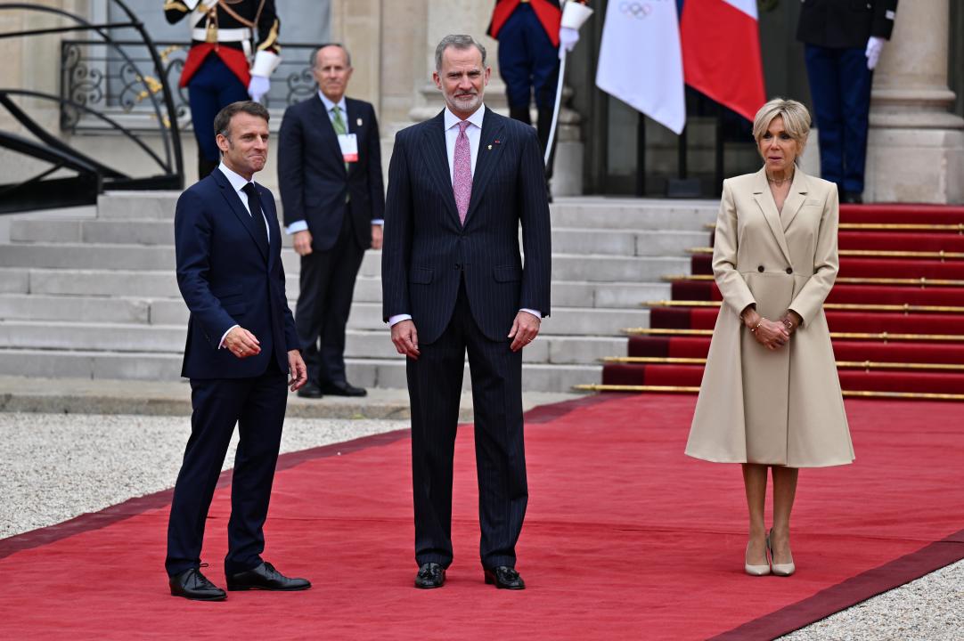 PARIS, FRANCE - JULY 26: France's President Emmanuel Macron (L) and his wife Brigitte Macron (R) greet Spain's King Felipe VI (C) on arrival ahead of a reception for heads of state and governments ahead of the opening ceremony of the Paris 2024 Olympic Games, at the Elysee presidential palace in Paris, on July 26, 2024. (Photo by Mustafa Yalcin/Anadolu via Getty Images)