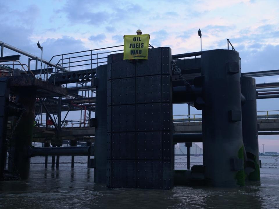 Greenpeace activists hold banner from docking site in Thames (Â© Fionn Guilfoyle / Greenpeace)