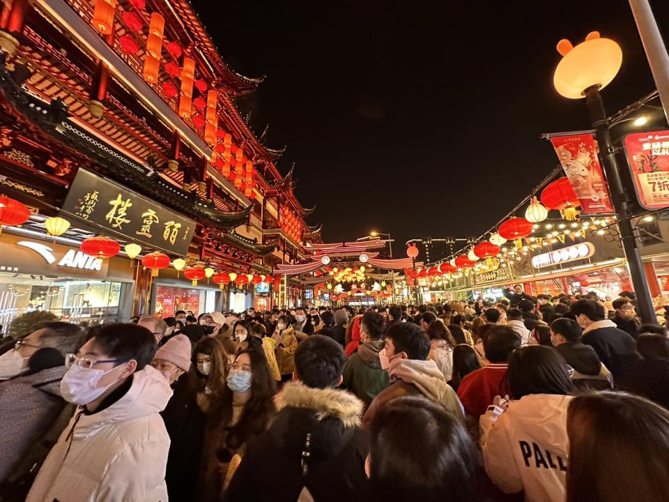 上海豫園商城推出「豫園迎新年」活動，31日晚上也是擠滿老小遊客，連武警都在一旁警戒。蔡日雲、劉奕廷攝