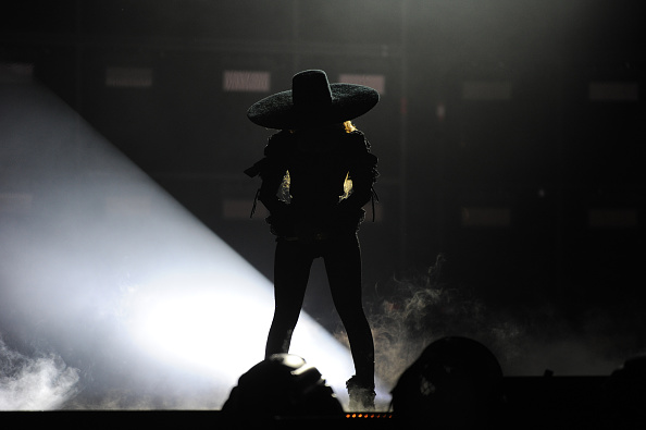 Los bodysuits dominaron la velada que la cantante inició con un diseño exclusivo Dsquared2 en todo negro con el sombrerón de ala ancha que debutó en el video de “Formation”. Getty