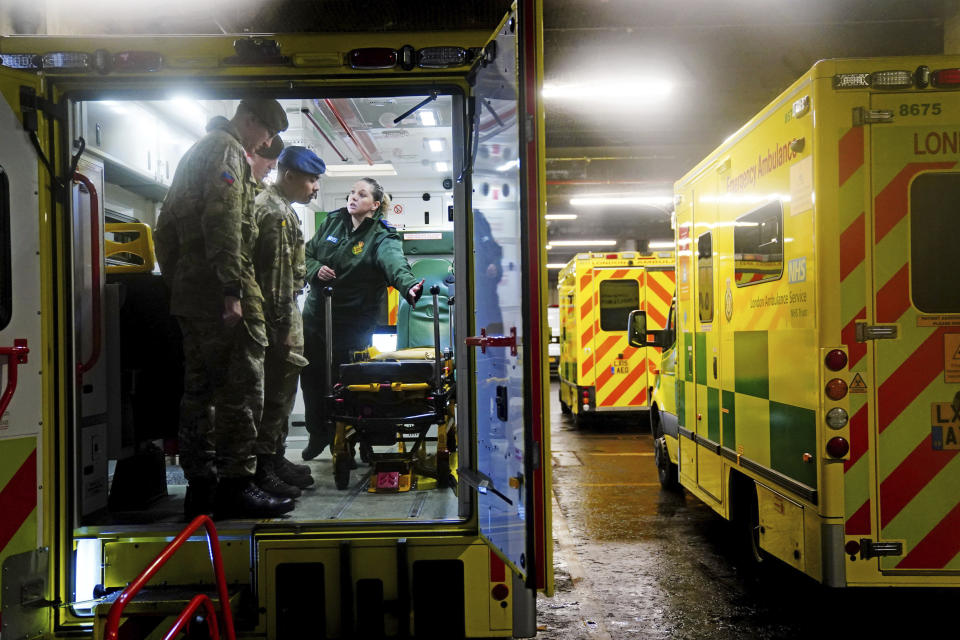 Personal militar de la División de Interior recibe instrucción en una ambulancia en los barracones de Wellington Barracks, mientras se preparan para cubrir a trabajadores de ambulancias el 21 y 28 de diciembre, cuando había huelgas convocadas por una disputa salarial, en Londres, el martes 20 de diciembre de 2022. (Victoria Jones/PA via AP)