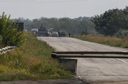 A pro-Russian separatist tank is seen nearby a checkpoint of the Ukrainian national guard near the town of Slavyanoserbsk, in Luhansk region September 10, 2014. REUTERS/Gleb Garanich