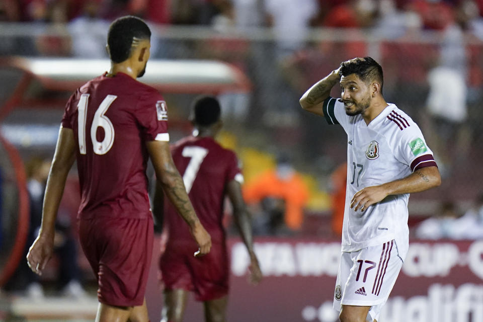 Jesús Corona (derecha) celebrar tras anotar el gol de México para el empate 1-1 contra Panamá por las eliminatorias del Mundial, el miércoles 8 de septiembre de 2021. (AP Foto/Eduardo Verdugo)