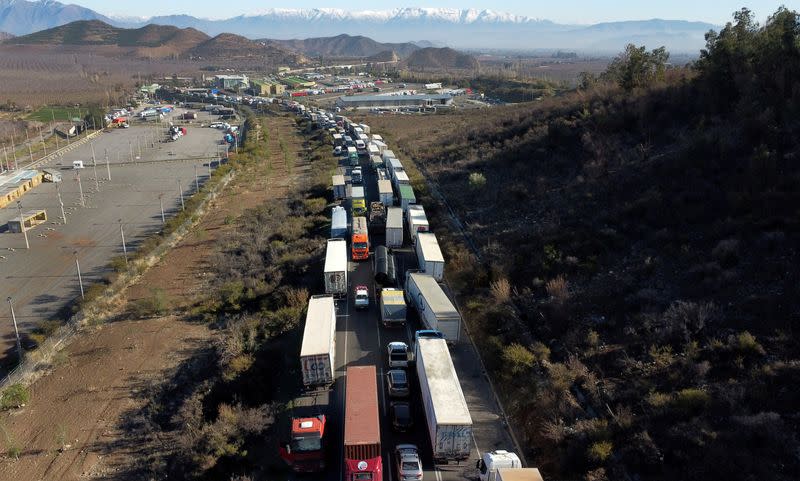 Traffic passes reopened land border in Los Andes