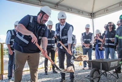 Mayor of Fortaleza, José Sarto, and Scala's CEO and co-founder, Marcos Peigo, symbolically start the construction of SFORPF01.