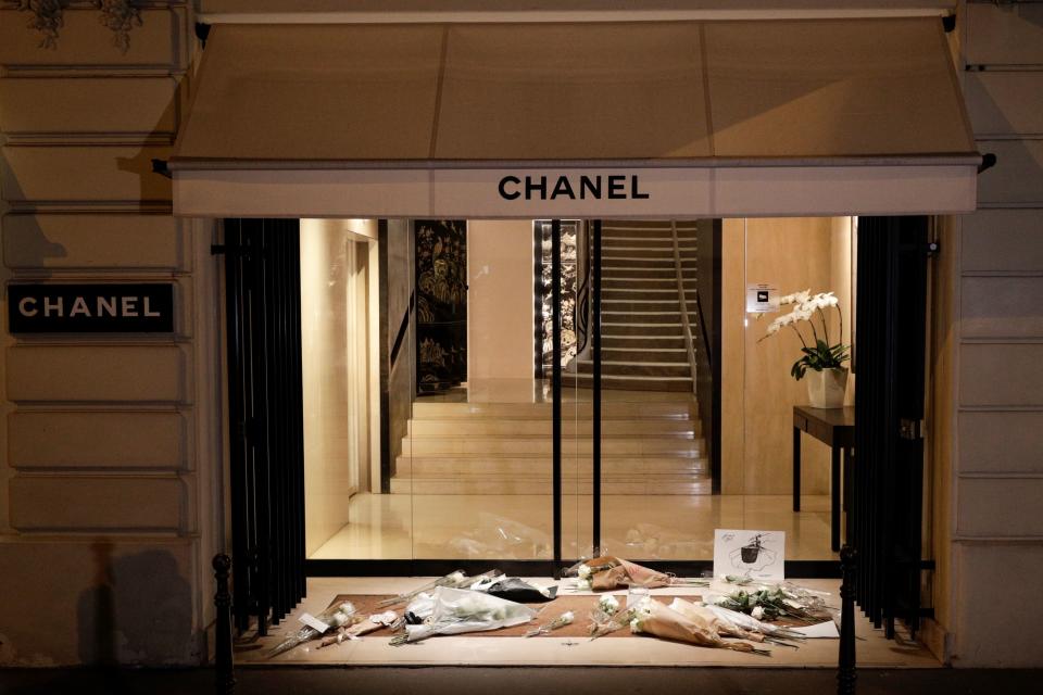 TOPSHOT - Flowers are laid in tribute to late German fashion designer Karl Lagerfeld outside the French fashion house Chanel, in Paris, on February 19, 2019. - German fashion designer Karl Lagerfeld has died at the age of 85, it was announced on February 19, 2019. (Photo by Geoffroy VAN DER HASSELT / AFP)        (Photo credit should read GEOFFROY VAN DER HASSELT/AFP/Getty Images)