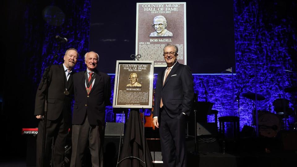 Bob McDill receives his Country Music Hall of Fame Medallion, 2023