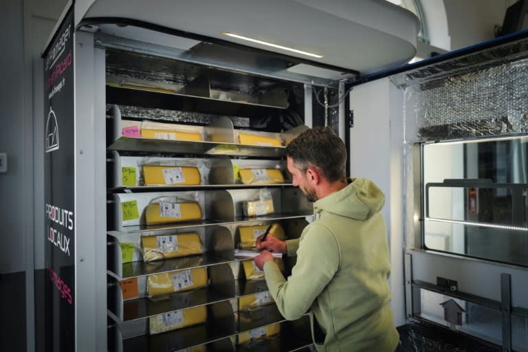 Le fromager Fabien Picard remplit son distributeur à la gare de Bourg-en-Bresse le 28 mai 2024 (OLIVIER CHASSIGNOLE)