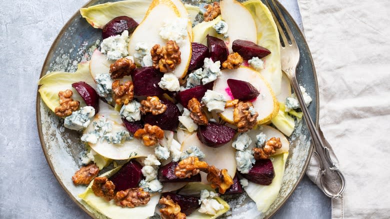 Salad with candied walnuts