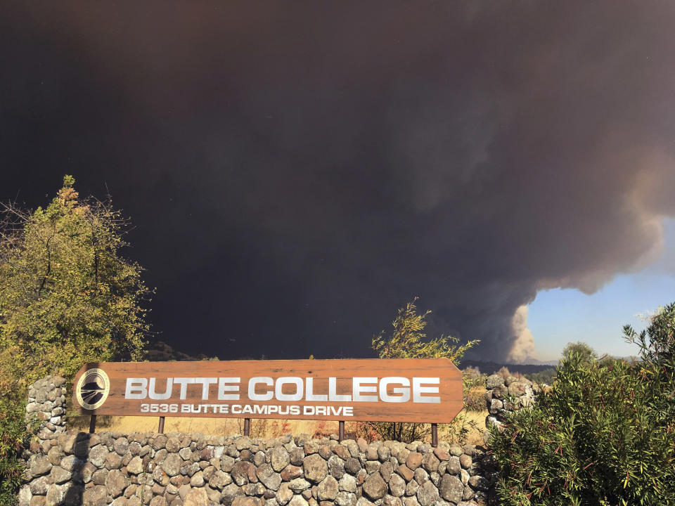 Smoke from the Camp Fire darkens the sky above the Butte College sign in Oroville, Calif., on Nov. 8, 2018. (Don Thompson / AP file)