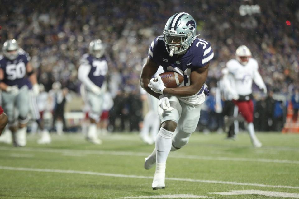 Kansas State running back DJ Giddens (31) looks for running room after catching a pass during last year's Sunflower Showdown against Kansas at Bill Snyder Family Stadium.