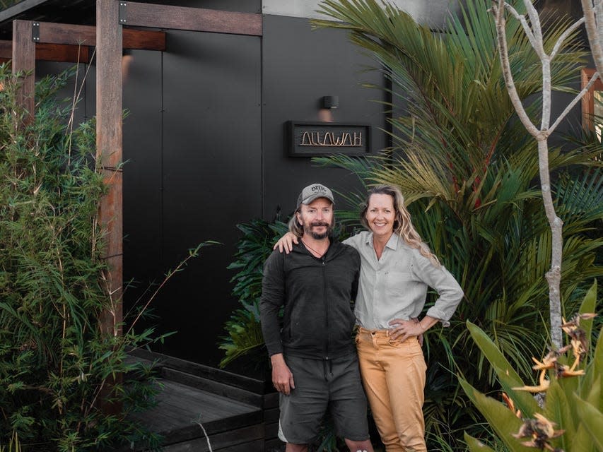 Anna-Carina Tetzner und Sean Peel stehen vor ihrem modularen Haus auf Bali. - Copyright: Anna-Carina Tetzner
