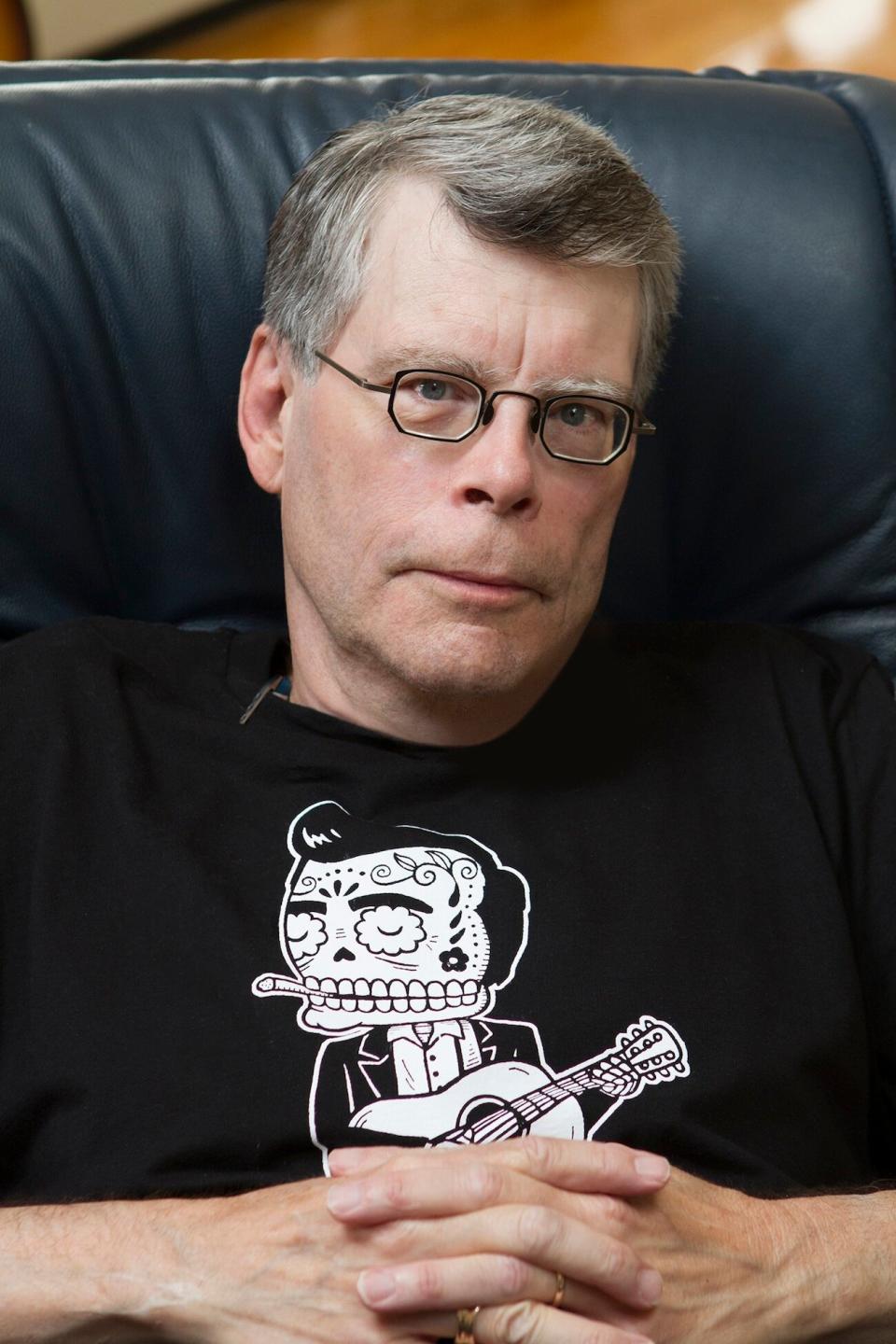 <p>Stephen King est un auteur de nouvelles d’épouvante réputé, mais peu de gens se doutaient qu’il affrontait également un autre type de démons plus personnels à la maison. L’auteur souffrait de nombreuses phobies dont il se débarrassait en écrivant dessus ou en buvant. S. King a fini par développer une dépendance à l’alcool et aux drogues, jusqu’à ce que sa femme ne lui impose un ultimatum. Tabitha King a rassemblé tout son « matériel » (sa cocaïne, ses cannettes de bière vides, ses bouteilles d’antiseptique Listerine (utilisées à cause de sa teneur en alcool…)) et a tout jeté devant S. King et ses enfants, en menaçant de le quitter s’il ne changeait pas d’attitude. L’auteur a compris que sa dépendance risquait de lui coûter sa famille, voire sa vie, et a donc repris le droit chemin. <em>(Photo : Getty)</em> </p>