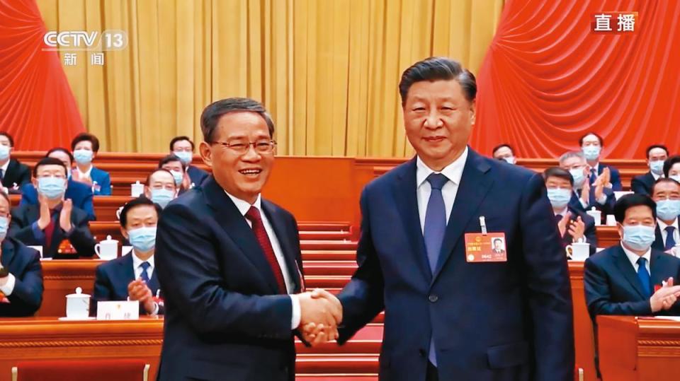 中國國家主席習近平（右）在今年兩會後正式展開第三任任期，對台工作方針也有些許改變。左為新任中國國務院總理李強。（翻攝央視新聞）