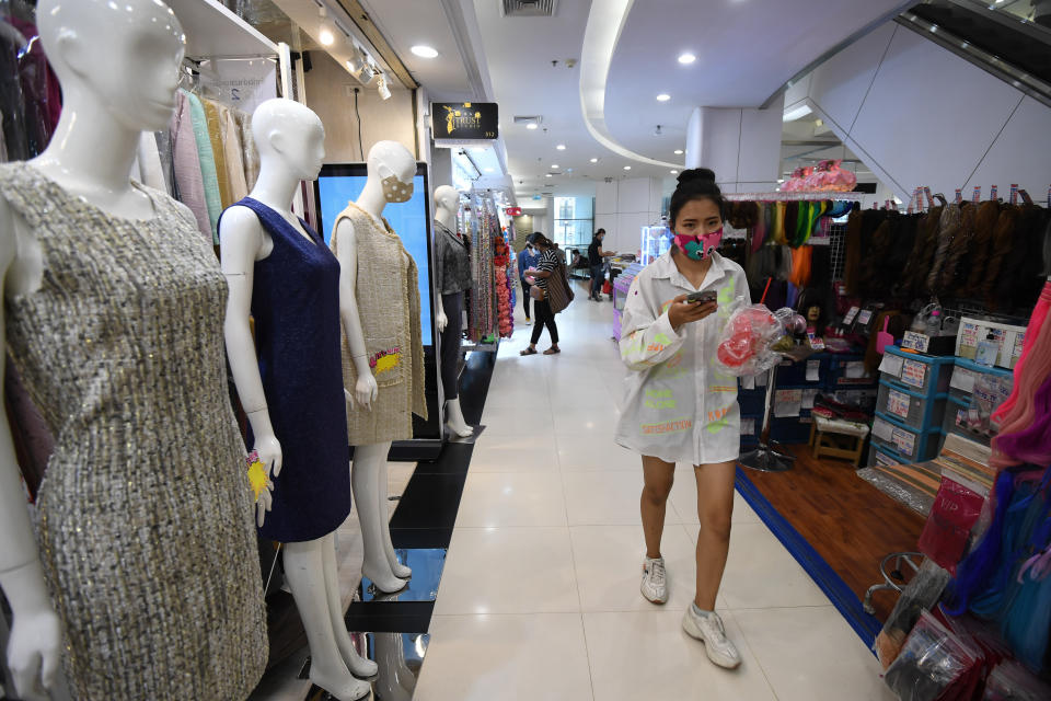 Los centros comerciales y las boutiques ya comienzan a abrir en algunos lugares del mundo. (Photo by Vachira Vachira/NurPhoto via Getty Images)