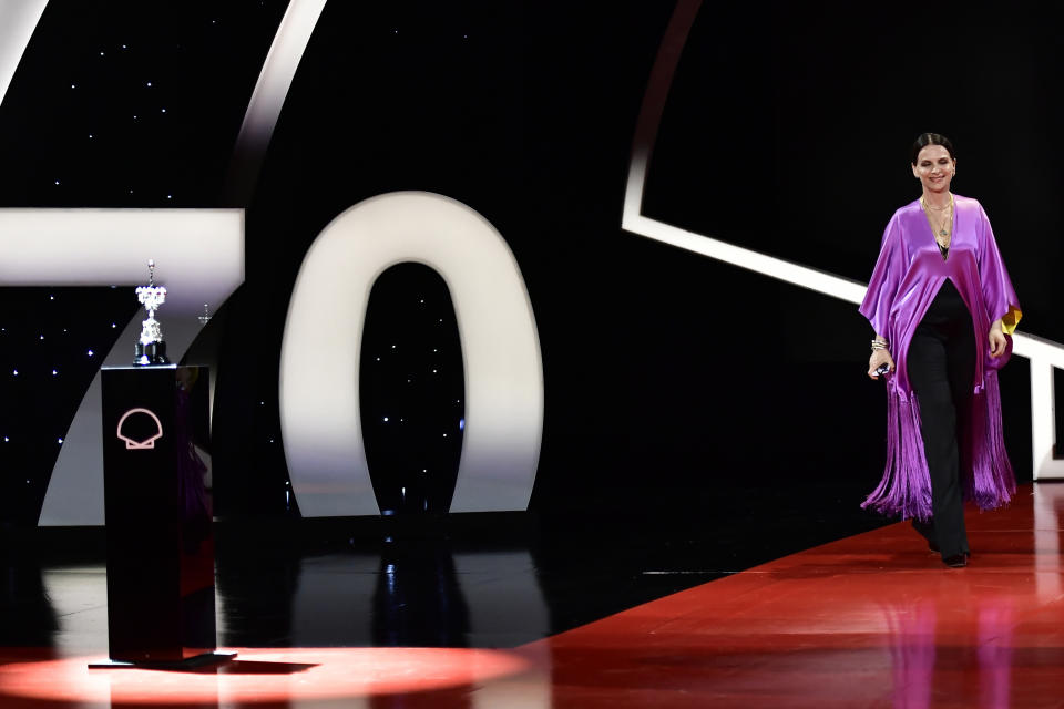 La actriz francesa Juliette Binoche en la ceremonia del Premio Donostia que le fue otorgado por su destacada trayectoria en la 70ª edición del Festival de Cine de San Sebastián en San Sebastián, España, el domingo 18 de septiembre de 2022. (Foto AP/Álvaro Barrientos)