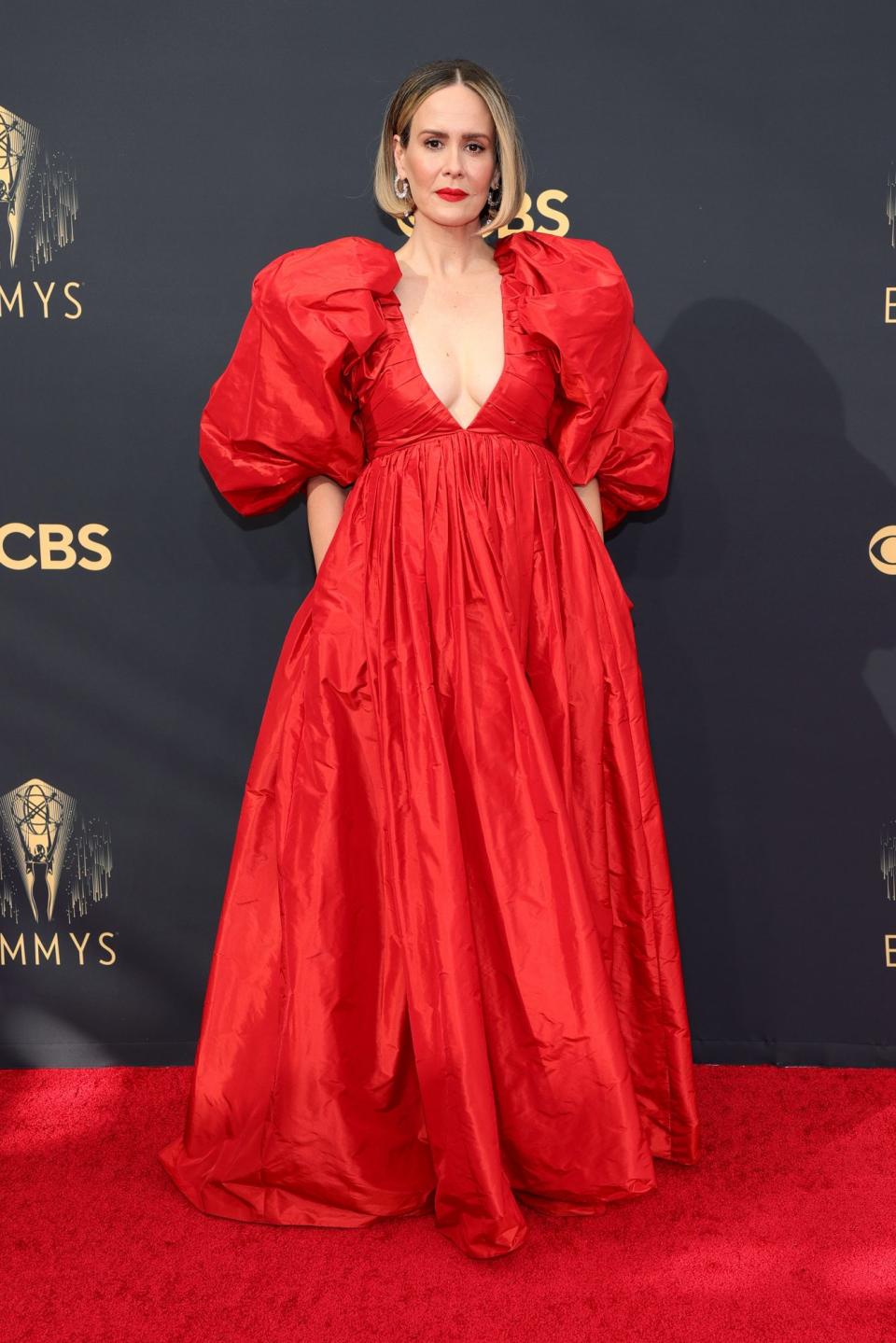 <p>Mangas abullonadas, escote profundo y falda con volumen en un intenso rojo de la firma <strong>Carolina Herrera</strong> fue la atrevida apuesta de la actriz. </p>