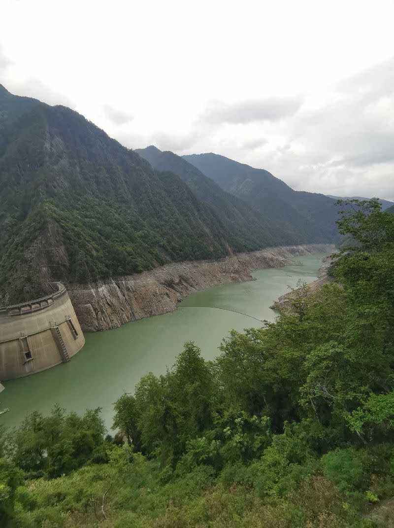 台中梨山地區22日接近中午時分，下起毛毛細雨。（圖／林閔政提供）