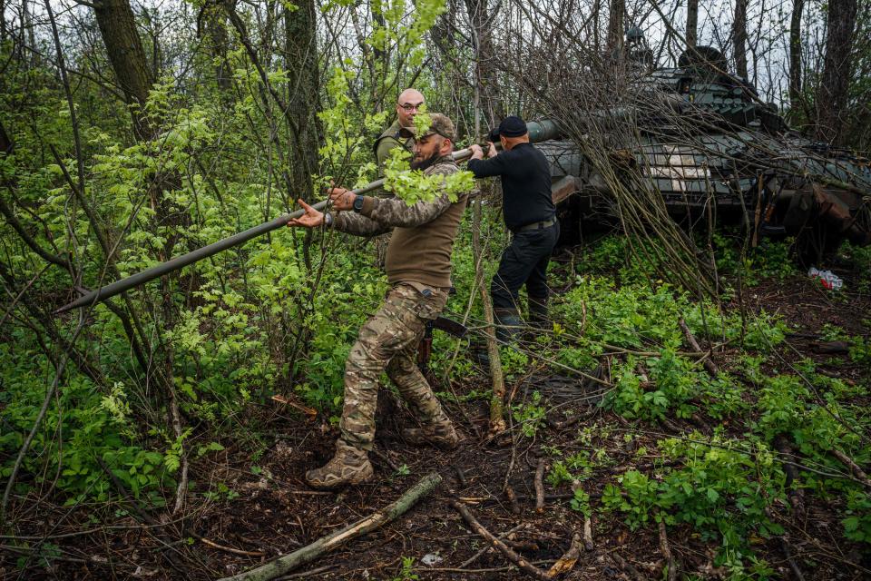 Ukrainian servicemen clean the cannon of their tank on a position near the frontline city of Bakhmut (AFP via Getty Images)