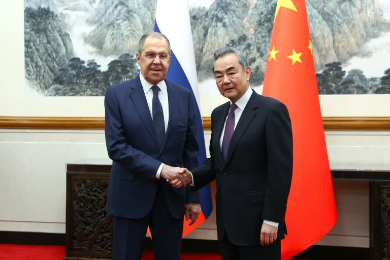 Le ministre russe des Affaires étrangères Sergueï Lavrov (g) et son homologue chinois Wang Yi, le 9 avril 2024 à Pékin (Handout)