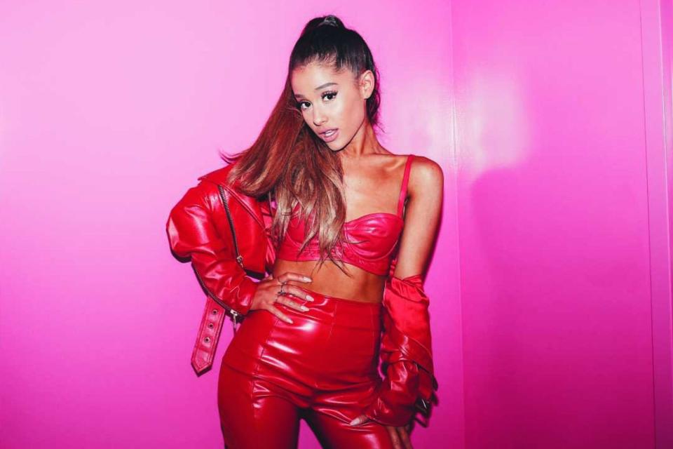 Outfits mit Pailletten, Rüschen oder aufwendigen Mustern sieht man bei Ariana Grande nur ganz selten - sie bevorzugt klar strukturierte Looks mit kräftigen Farben, wirkt dabei aber trotzdem immer lässig und verspielt. (Bild: Universal Music/Young Astronauts)