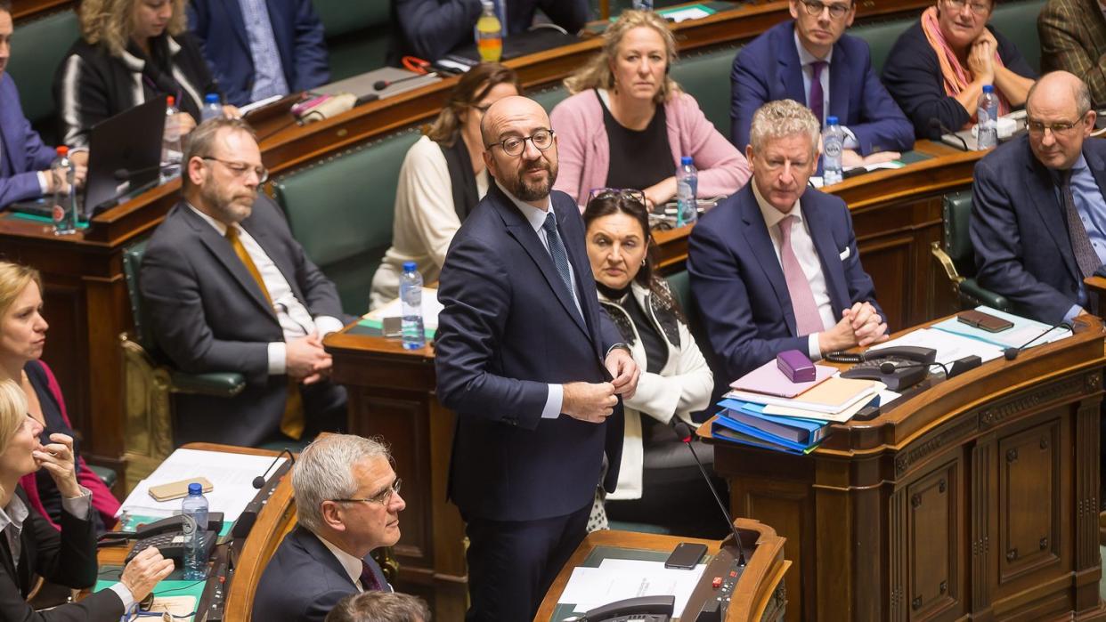 Der belgische Ministerpräsident Charles Michel (M) hat seinen Rücktritt angekündigt. Foto: James Arthur Gekiere/BELGA