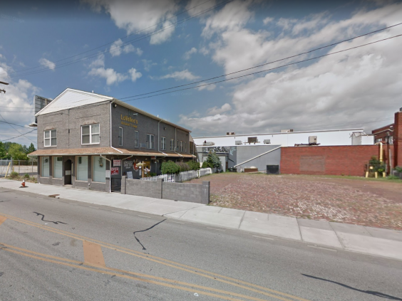 The triple shooting took place outside an Airbnb above this pizza restaurant in Cleveland, Ohio (Google)