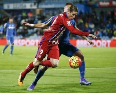 Football Soccer - Getafe v Atletico Madrid - Spanish Liga BBVA - Coliseum Alfonso Perez stadium, Madrid, Spain - 14/02/16 Atletico Madrid's Fernando Torres (front) and Getafe's Cala Torres in action. REUTERS/Andrea Comas