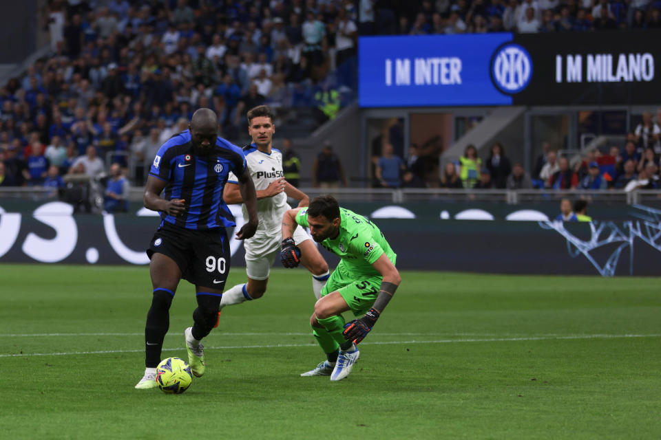 MILAN, ITALY - MAY 27: Romelu Lukaku of FC Internazionale takes the ball around Marco Sportiello of Atalanta to score and give the side a 1-0 lead during the Serie A match between FC Internazionale and Atalanta BC at Stadio Giuseppe Meazza on May 27, 2023 in Milan, Italy. (Photo by Jonathan Moscrop/Getty Images)