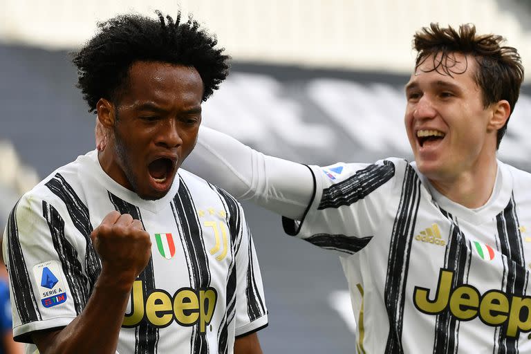 Un doblete del colombiano Juan Cuadrado (izq.) le dio el triunfo a Juventus, que lucha por meterse en la próxima Champions League