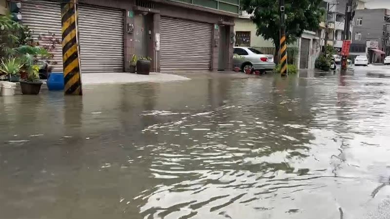 許多民眾擔心愛車泡水，將車駛離。（圖／翻攝畫面）