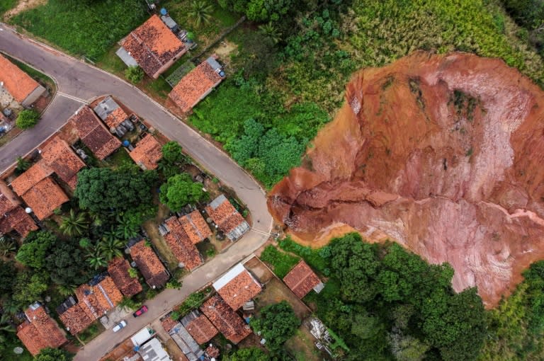 Vue aérienne d'un cratère aux allures de canyon à Buriticupu, dans l'Etat brésilien du Maranhao (nord-est), le 21 avril 2023 (AFP - NELSON ALMEIDA)