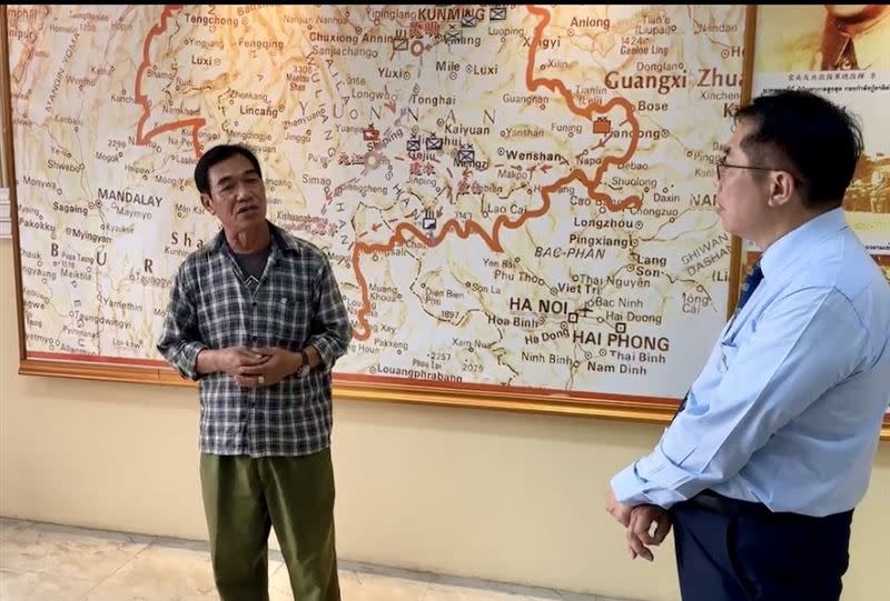 館內人員向黃偉哲市長說明異域孤軍的歷史