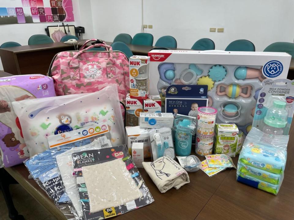 愛兒包內有紙尿布、益生菌、奶瓶、玩具等嬰兒用品。（新北市衛生局提供）