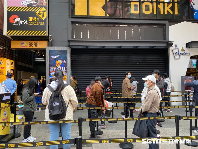 唐吉訶德台灣店開幕首個周末，動線內有設置防疫安全間隔。（圖／記者馮珮汶攝）