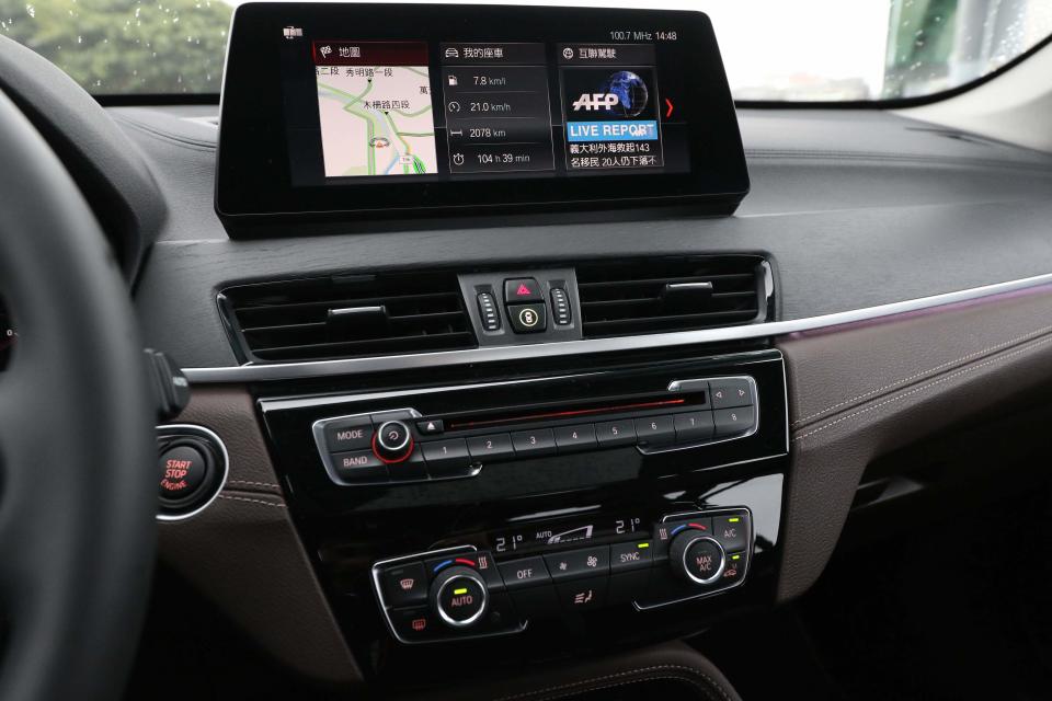 小改款 X1 採用 iDrive 6.0 系統，並升級為 10.25 吋觸控螢幕，標配無線 Apple CarPlay。