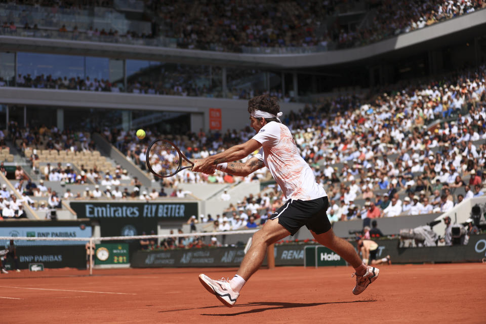 Thiago Seyboth Wild devuelve ante Daniil Medvedev durante la primera ronda del Abierto de Francia, el martes 30 de mayo de 2023, en París. (AP Foto/Aurelien Morissard)