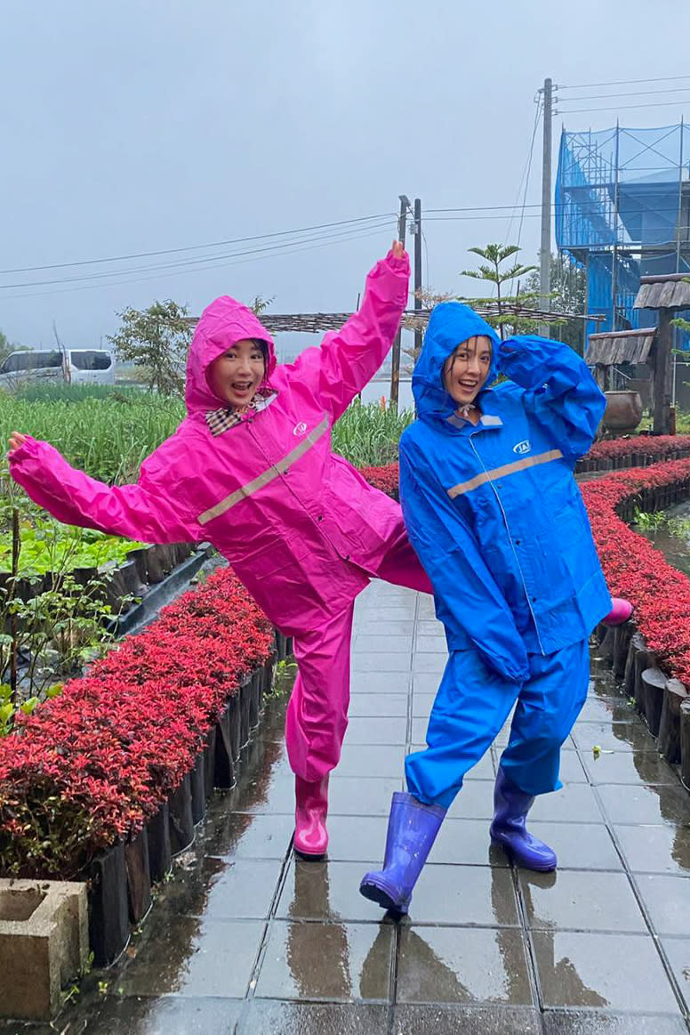 《旅跑應援團》大元(右)陪跑郭書瑤，大雨攪局也不怕，穿雨衣照跑不誤。（圖／衛視中文台）