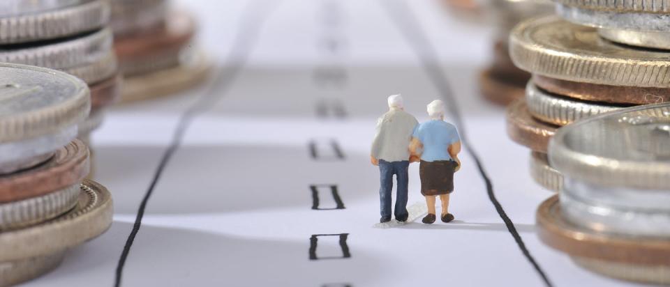   <span class="attribution"><a class="link " href="https://www.shutterstock.com/es/image-photo/couple-elderly-walking-road-surrounded-by-262471361" rel="nofollow noopener" target="_blank" data-ylk="slk:Shutterstock / beeboys;elm:context_link;itc:0;sec:content-canvas">Shutterstock / beeboys</a></span>