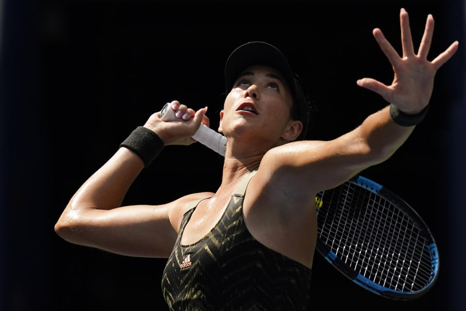 Garbiñe Muguruza saca frente a Donna Vekic durante la primera ronda del Abierto de Estados Unidos, el lunes 30 de agosto de 2021, en Nueva York. (AP Foto/Seth Wenig)