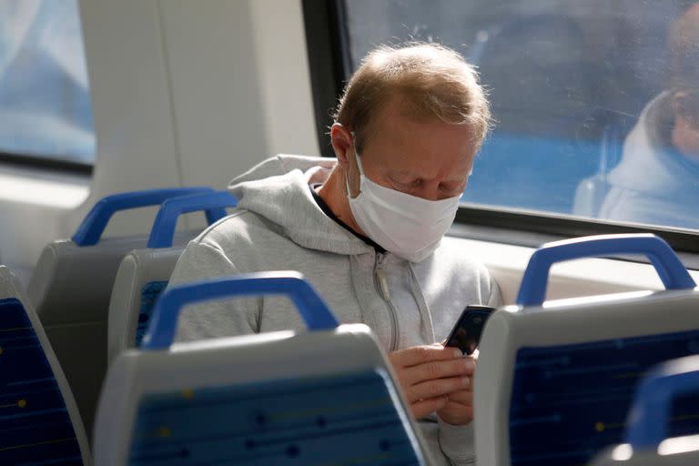 pasajeros con barbijo en transporte publico