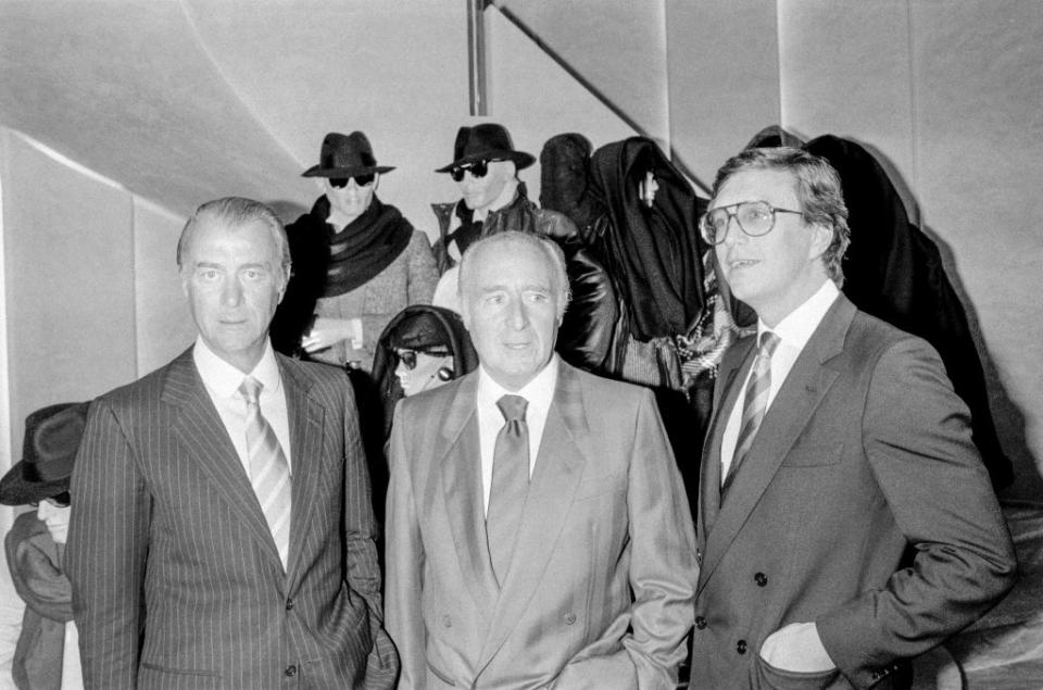 De gauche à droite Roberto Gucci, Giorgio Gucci et Maurizio Gucci lors de l'ouverture d'une boutique le 21 septembre 1983 à Paris, France. (Photo by Laurent MAOUS/Gamma-Rapho via Getty Images)