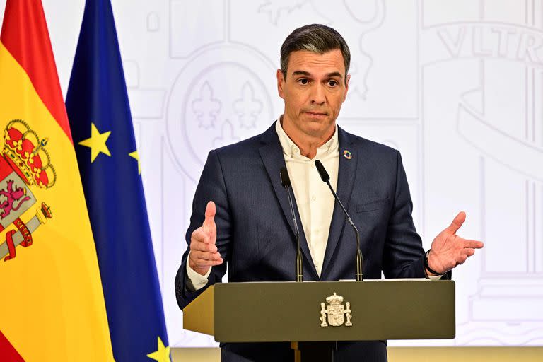 Pedro Sánchez se mostró sin corbata para dar el ejemplo