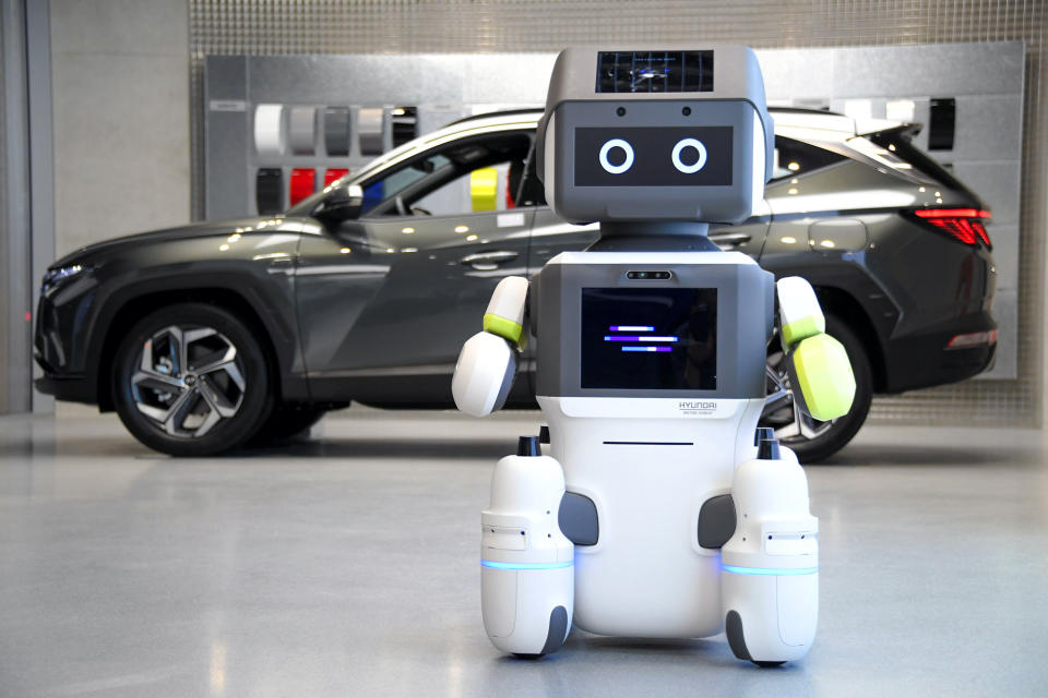 Various press images of the Hyundai DAL-e customer service robot.