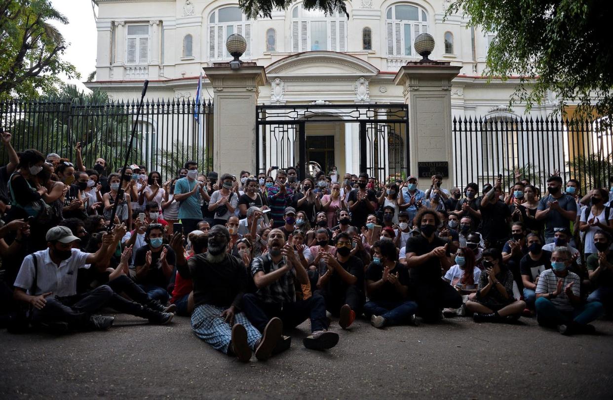 <span class="caption">Los manifestantes fuera del Ministerio de Cultura en la Habana, Cuba, 27 de noviembre, 2020. </span> <span class="attribution"><a class="link " href="https://www.gettyimages.com/detail/news-photo/group-of-young-intellectuals-and-artists-demonstrate-at-the-news-photo/1229825681?adppopup=true" rel="nofollow noopener" target="_blank" data-ylk="slk:Yamil Lage/AFP via Getty Images;elm:context_link;itc:0;sec:content-canvas">Yamil Lage/AFP via Getty Images</a></span>