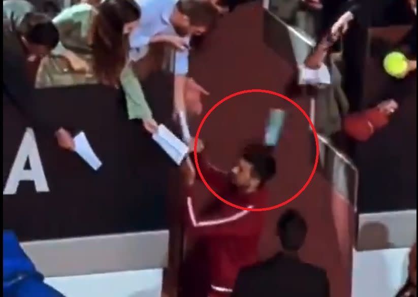網球名將喬科維奇(Novak Djokovic)10日與球迷互動時，遭一個硬質水瓶打到頭部。 (圖:@ozmo_sasa)