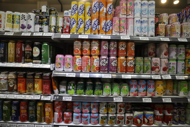 Los supermercados del Barrio Chino tienen productos que no se consiguen en otros comercios