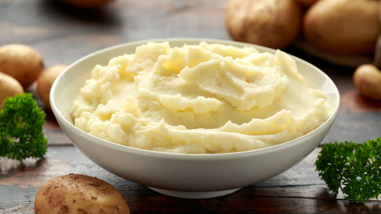 bowl of mashed potatoes