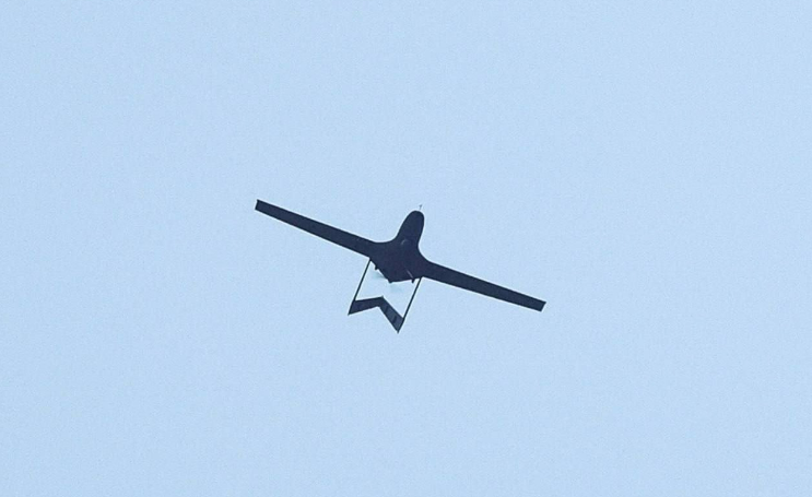 一架烏軍的土耳其製 TB2「旗手」無人機 4 日在基輔上空飛行時失去控制。   圖: 翻攝自推特 @UAWeapo