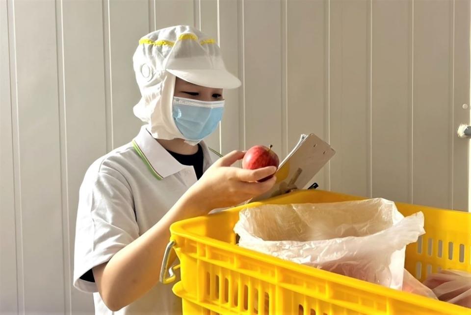 《圖說》忠孝國中自立廚房檢視食材品質。〈教育局提供〉